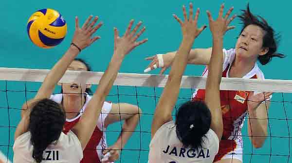 China's Chen Liyi (R) spikes the ball during the women's volleyball Group A preliminary against Mongolia at the 16th Asian Games held in Guangzhou, capital of south China's Guangdong Province, Nov. 14, 2010. China won by 3-0.
