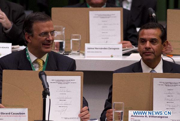 Los Angeles Mayor Antonio Villaraigosa (R) and Mexico City Mayor Marcelo Ebrard display the signed agreements during the World Mayors Summit on Climate Change in Mexico City, Mexico, Nov. 21, 2010.