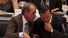 Mayor of Paris Bertrand Delanoe (L) talks to Mexico City's Mayor Marcelo Ebrad during the World Mayors Summit on Climate Change in Mexico City, Mexico, Nov. 21, 2010.