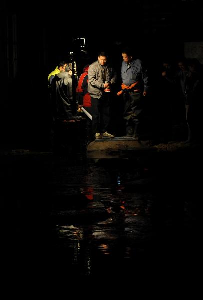 Workers of local tap water company repair the broken pipeline in Zhengzhou, capital of central China's Henan Province, Nov. 22, 2010. 