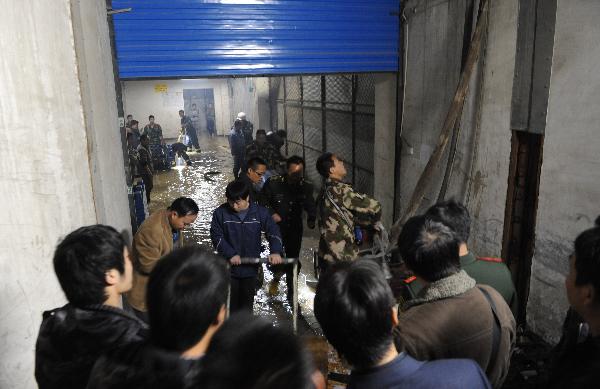 People transfer their goods at a warehouse of an electronic market in Zhengzhou, capital of central China's Henan Province, Nov. 22, 2010.