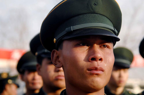 A soon-to-be-retired soldier weeps at a farewell ceremony held at Ningxia Paramilitary Police Corps in Yinchuan, Ningxia Hui autonomous region, Nov 23, 2010. [Xinhua] 