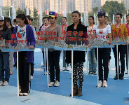 Athlete escorts rehearse for the closing ceremony of the Asian Games at Haixinsha Island in Guangzhou, Guangdong Province, on Nov. 23, 2010. [chinanews.com]  