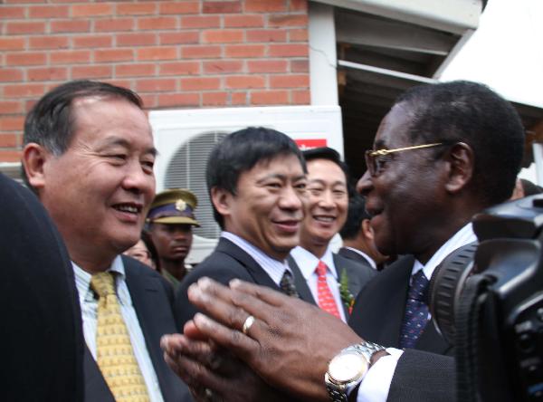 Zimbabwean President Robert Mugabe (R) talks with Jiang Qingde, president of the sponsor of the Brightness Trip, China's Anhui Foreign Economic Construction (Group) Co., Ltd, at Chitungwiza Central Hospital on the suburbs of Zimbabwean capital Harare, Nov. 25, 2010. 