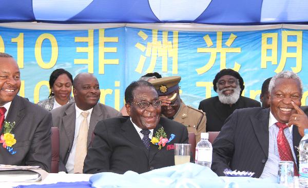 Zimbabwean President Robert Mugabe (C) attends the launching ceremony of a 'Brightness Trip' at Chitungwiza Central Hospital on the suburbs of Zimbabwean capital Harare, Nov. 25, 2010. 