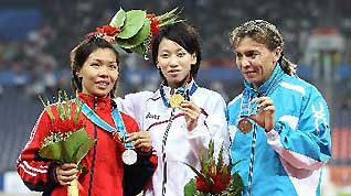 Japan's Fukushima Chisato (C), Vietnam's Vu Thi Huong (L) and Uzbekistan's Guzel Khubbieva show their medals on the podium during the awarding ceremony of the women's 200m final of athletics at the 16th Asian Games in Guangzhou, south China's Guangdong Province, Nov. 25, 2010.