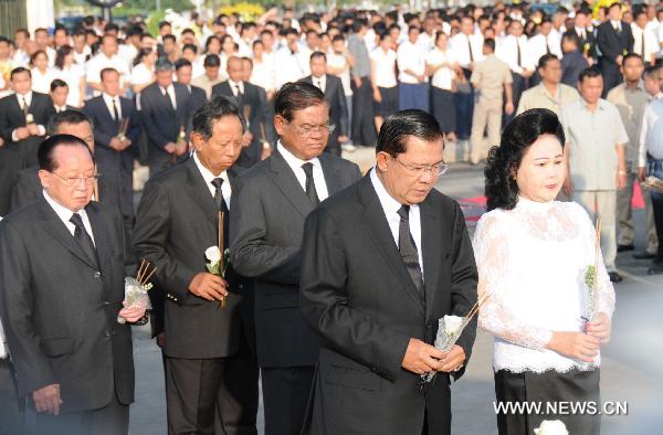Cambodian Prime Minister Hun Sen (L) and his wife Bun Rany Hun Sen (R) attend the mourning ceremony for stampede victims on the national day of mourning in Phnom Penh Nov. 25, 2010. 