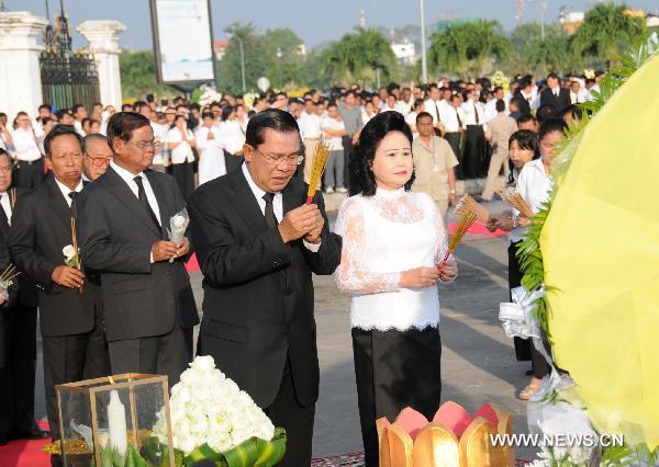 Cambodian Prime Minister Hun Sen (L) and his wife Bun Rany Hun Sen (R) attend the mourning ceremony for stampede victims on the national day of mourning in Phnom Penh Nov. 25, 2010. 