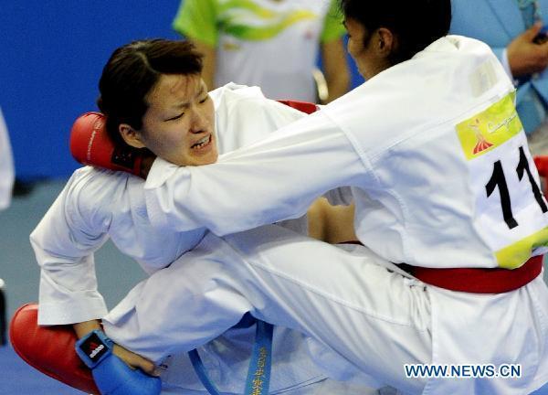 Japan's Miyamoto Yu (L) competes against Malaysia's Yamini Gopalasamy during the women's -61kg final of Karate at the 16th Asian Games in Guangzhou, south China's Guangdong Province, Nov. 26, 2010.