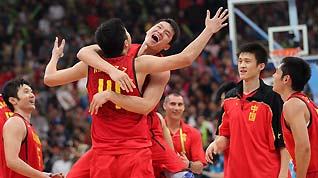 China's Wang Zhizhi (L2) and Zhu Fangyu hug following their victory over South Korea in the men's gold medal basketball game at the 16th Asian Games in Guangzhou, Guangdong province, November 26, 2010.