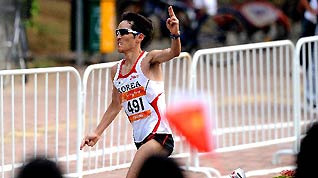 South Korea's Ji Young Jun celebrates after winning gold in the men's marathon at the 16th Asian Games in Guangzhou, south China's Guangdong Province, Nov. 27, 2010.