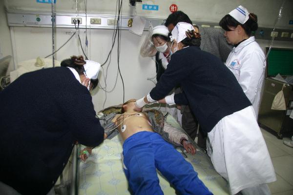 A pupil receives medical treatment in a hospital in Aksu City, northwest China's Xinjiang Uygur Autonomous Region, Nov. 29, 2010. 