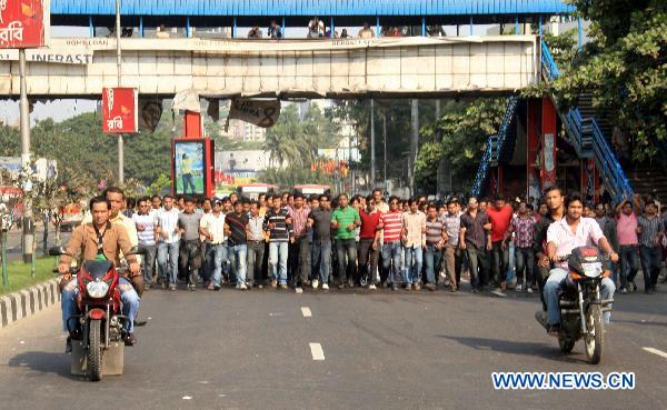 Supporters of Bangladesh's ruling Awami League attend a rally against the general strike in Dhaka, capital of Bangladesh, Nov. 30, 2010. 