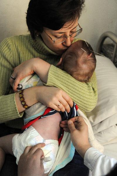A doctor gives acupuncture treatment to an infant patient in a hospital in Harbin, capital of northeast China's Heilongjiang Province, Nov. 30, 2010.