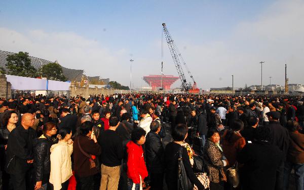 Visitors wait to visit China Pavilion at the World Expo Park in Shanghai, east China, Dec. 1, 2010.