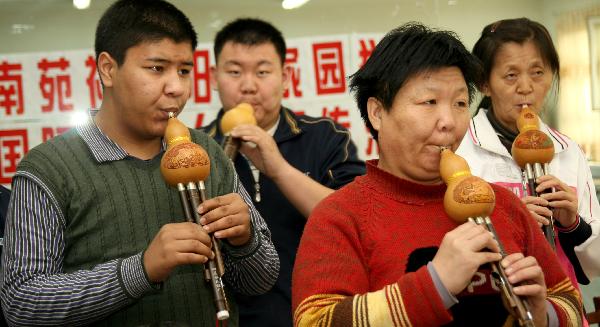 Mentally retarded people participate in a skill competition in Karamay, northwest China's Xinjiang Uygur Autonomous Region, on Dec. 3, 2010, the 19th International Day of Disabled Persons.