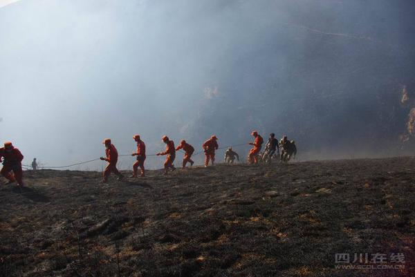 A spreading grassland fire in Daofu County, Tibetan Autonomous Prefecture of Garze, Sichuan Province, proved deadly when it trapped soldiers and local residents trying to put out the blaze. By Sunday night, at least 22 have been killed and three severely burned, local officials said.