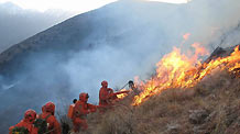 A spreading grassland fire in Daofu County, Tibetan Autonomous Prefecture of Garze, Sichuan Province, proved deadly when it trapped soldiers and local residents trying to put out the blaze.