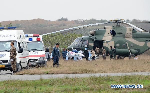 Paramedics transfer an injured man out of a helicopter in Chengdu, southwest China's Sichuan Province, Dec. 6, 2010. Four injured people in the wild fire in Daofu County have been transfered to the hospitals in Chengdu by helicopters to receive further medical treatment on Monday. [Xinhua]