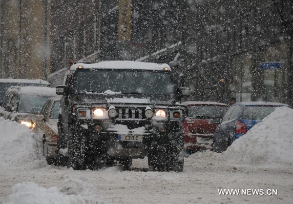 Cars travel amid a heavy snow in Helsinki, Finland, Dec. 7, 2010. Heavy snowfall swepted Finland in the recent two days, disrupting traffic.