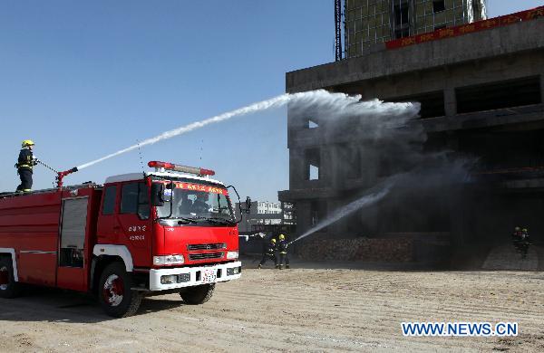 Firemen attend an anti-terrorism drill in Luliang City of north China's Shanxi Province, Dec. 7, 2010.