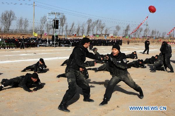 Policemen perform the fighting skills during an anti-terrorism drill in Luliang City of north China's Shanxi Province, Dec. 7, 2010.