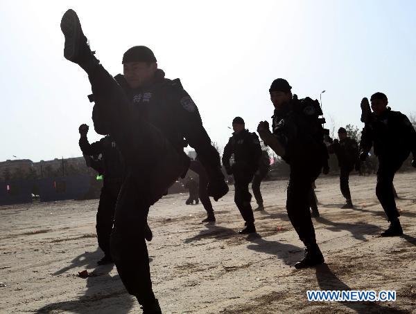 Policemen perform the fighting skills during an anti-terrorism drill in Luliang City of north China&apos;s Shanxi Province, Dec. 7, 2010.