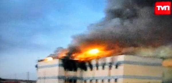 A TV grab shows the burning San Miguel prison in Santiago, the capital of Chile, 2010, December 8. A fire at a prison in the Chilean capital of Santiago killed more than 80 inmates and made 200 others evacuated on Wednesday morning. [Xinhua]