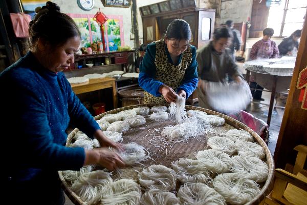 Villagers arrange final products of Tenggeng, a traditional snack made of rice, in the Sizhai Village of Zhuji City, east China's Zhejiang Province, Dec. 8, 2010. 