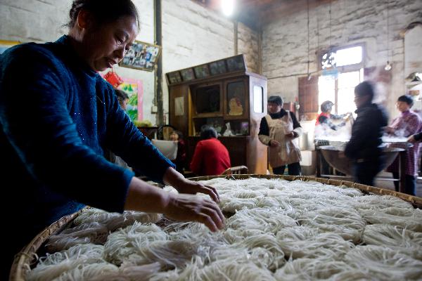 Villagers arrange final products of Tenggeng, a traditional snack made of rice, in the Sizhai Village of Zhuji City, east China's Zhejiang Province, Dec. 8, 2010. 