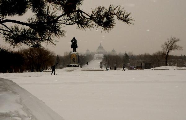 Photo taken on Dec. 10, 2010 shows the snow-covered Genghis Khan Temple in Ulan Hot, north China's Inner Mongolia Autonomous Region.