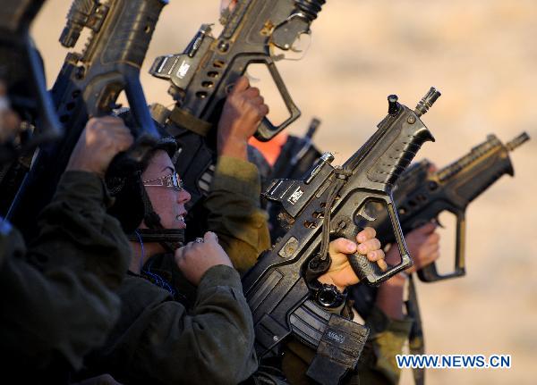 A female Israeli Defense Force (IDF) soldier takes part in a drill in desert near Israel-Egypt border and Israeli Southern City of Sede Boker, on Dec.13, 2010. 