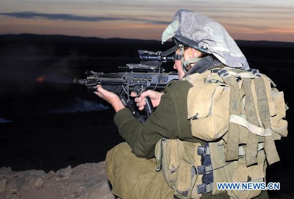 A female Israeli Defense Force (IDF) soldier takes part in a drill in desert near Israel-Egypt border and Israeli Southern City of Sede Boker, on Dec.13, 2010. 