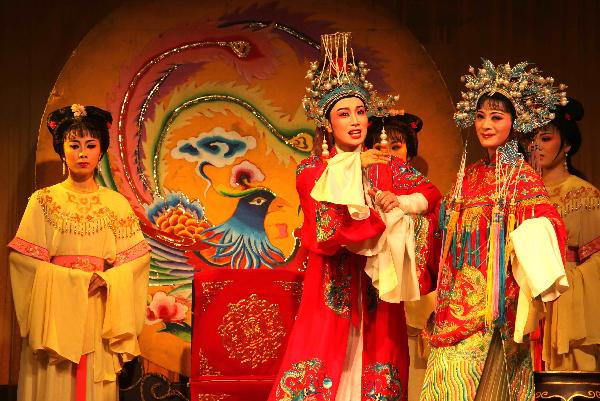 Actors perform a repertoire of Shaoxing Opera in Tongpu Village of Rui'an City, east China's Zhejiang Province, Dec. 13, 2010. 