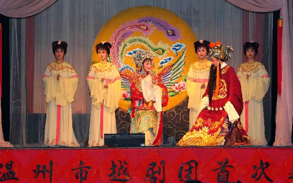 Actors perform a repertoire of Shaoxing Opera in Tongpu Village of Rui'an City, east China's Zhejiang Province, Dec. 13, 2010. 