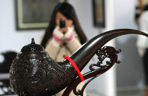 A huge smoking pipe is seen at a folk art show held in Nantong Textile Vocational College in Nantong, east China's Jiangsu Province, Dec. 14, 2010. 