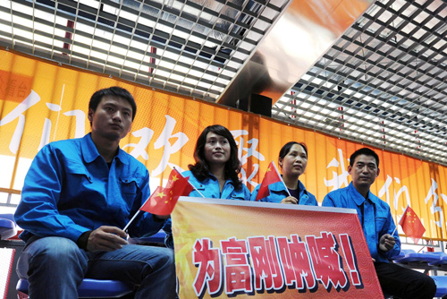 Former colleagues of Tian root for him during his competition at the 2010 Asian Para Games in Guangzhou, Dec 13, 2010.
