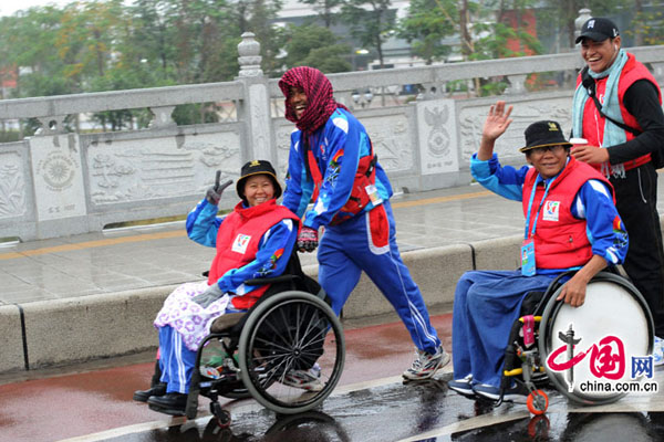 Organizers gave every athlete of the Asian Para Games a red vest after temperatures in Guangzhou continued to drop. 