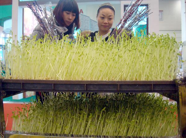  Photo taken on Dec. 17, 2010 shows exhibits at the Ninth Suzhou Agricultural Fair that opened on Friday in Suzhou, east China&apos;s Jiangsu Province. The four-day-long fair has attracted over 400 companies bringing more than 800 kinds of agricultural products on show. [Xinhua]