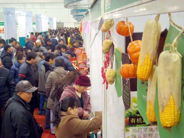 Photo taken on Dec. 17, 2010 shows exhibits at the Ninth Suzhou Agricultural Fair that opened on Friday in Suzhou, east China&apos;s Jiangsu Province. The four-day-long fair has attracted over 400 companies bringing more than 800 kinds of agricultural products on show. [Xinhua]