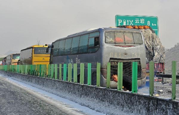 Vehicles strand on the frozen G4 expressway linking Beijing, Hong Kong and Macao in the section within south China&apos;s Guangdong Province, Dec. 16, 2010. 