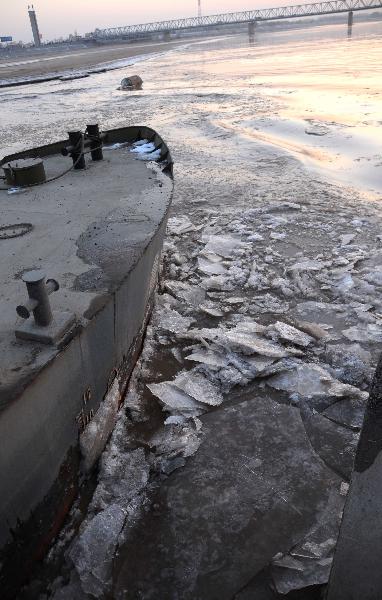 Photo taken on Dec. 16, 2010 shows ice on Yellow River in Binzhou, east China's Shandong Province.