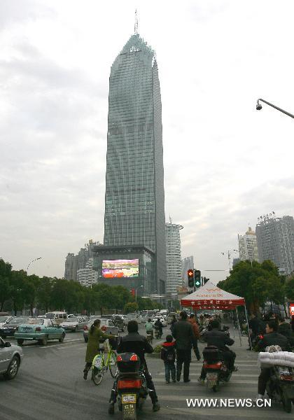 Photo taken on Dec. 18, 2010 shows a 68-storey building of China Minsheng Bank in Wuhan, capital of central China&apos;s Hubei Province. 