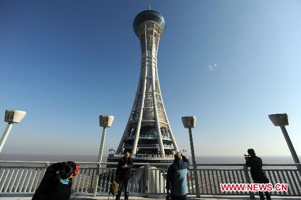 Photo taken on Dec. 18, 2010 shows a visitor visiting the viewing tower of Hangzhou Bay Cross-Sea Bridge in Jiaxing, east China's Zhejiang Province.