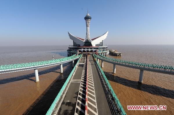 Photo taken on Dec. 18, 2010 shows a visitor visiting the viewing tower of Hangzhou Bay Cross-Sea Bridge in Jiaxing, east China's Zhejiang Province.