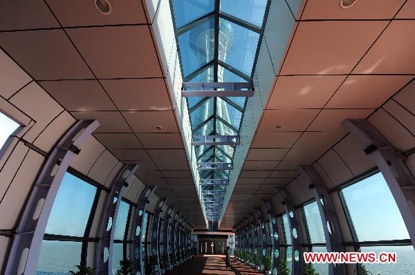 Photo taken on Dec. 18, 2010 shows a visitor visiting the viewing tower of Hangzhou Bay Cross-Sea Bridge in Jiaxing, east China's Zhejiang Province.