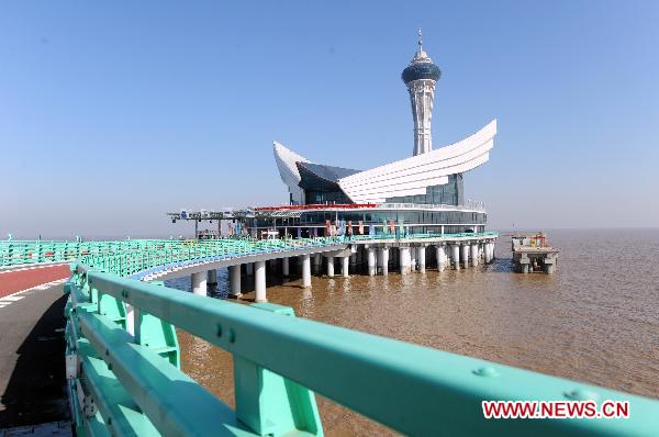 Photo taken on Dec. 18, 2010 shows a visitor visiting the viewing tower of Hangzhou Bay Cross-Sea Bridge in Jiaxing, east China's Zhejiang Province.