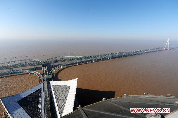 Photo taken on Dec. 18, 2010 shows a visitor visiting the viewing tower of Hangzhou Bay Cross-Sea Bridge in Jiaxing, east China's Zhejiang Province.