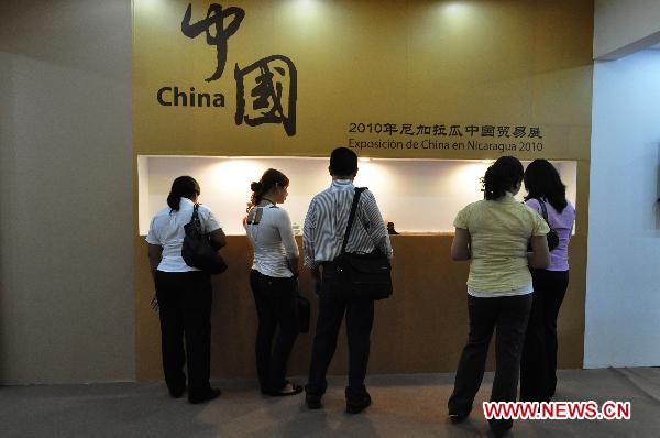 Visitors view Chinese craftworks at the 2010 Chinese Trade Fair in Managua, capital of Nicaragua, Dec. 17, 2010. 