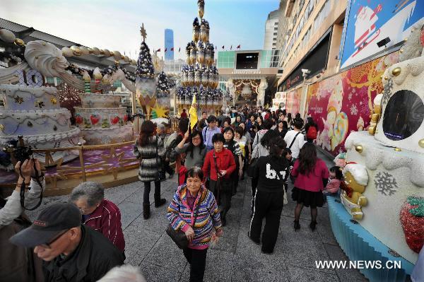 Shoppers walk at Harbour City, a shopping center in Tsim Sha Tui, south China's Hong Kong, Dec. 21, 2010.